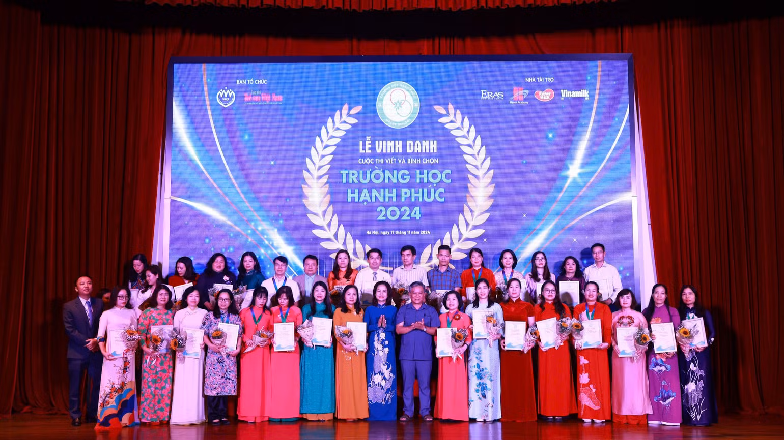 Ban tổ chức vinh danh các trường đạt thành tích trong cuộc thi bình chọn trường học hạnh phúc. Ban tổ chức vinh danh các trường đạt thành tích trong cuộc thi bình chọn trường học hạnh phúc.