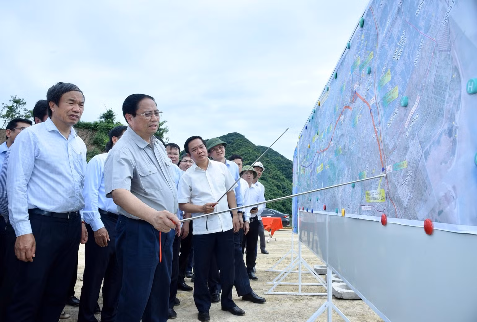 Thủ tướng Phạm Minh Chính nghe báo cáo về tiến độ thi công tuyến đường Đông-Tây của tỉnh Ninh Bình. Thủ tướng Phạm Minh Chính nghe báo cáo về tiến độ thi công tuyến đường Đông-Tây của tỉnh Ninh Bình.