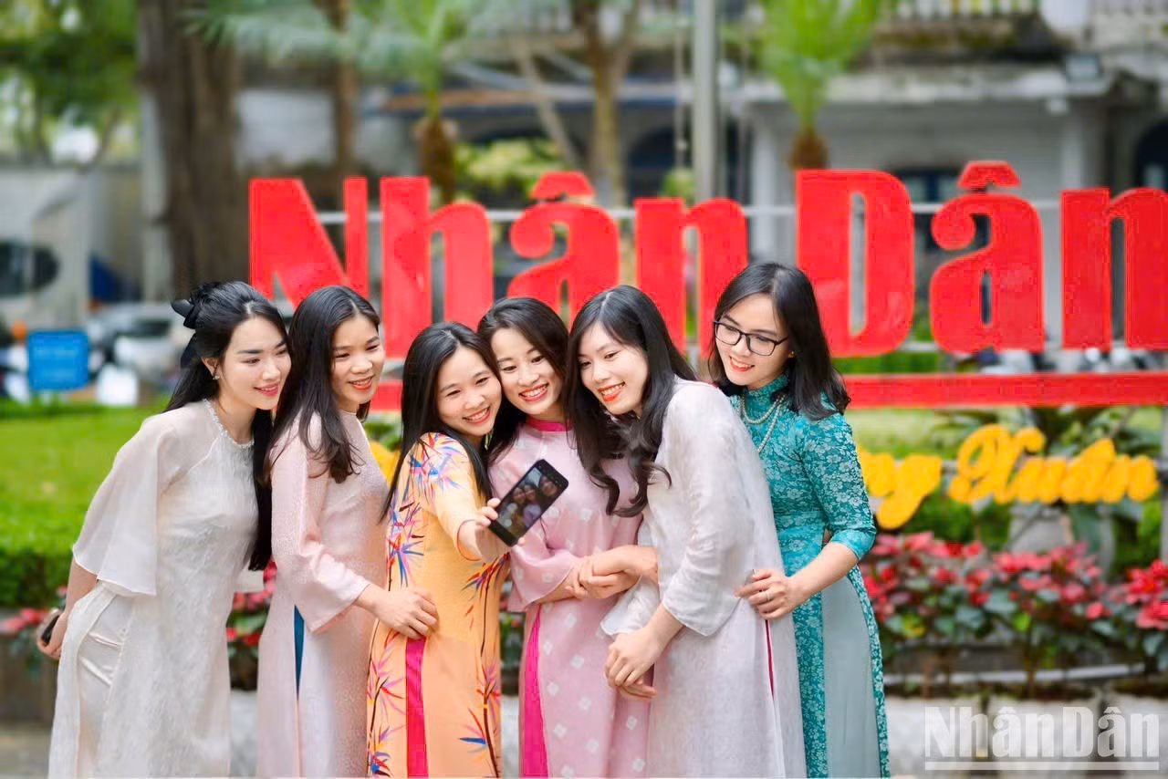 Tác phẩm “Cười lên nào” đoạt giải Đặc biệt Cuộc thi “Vẻ đẹp phụ nữ Báo Nhân Dân trong tà áo dài”.