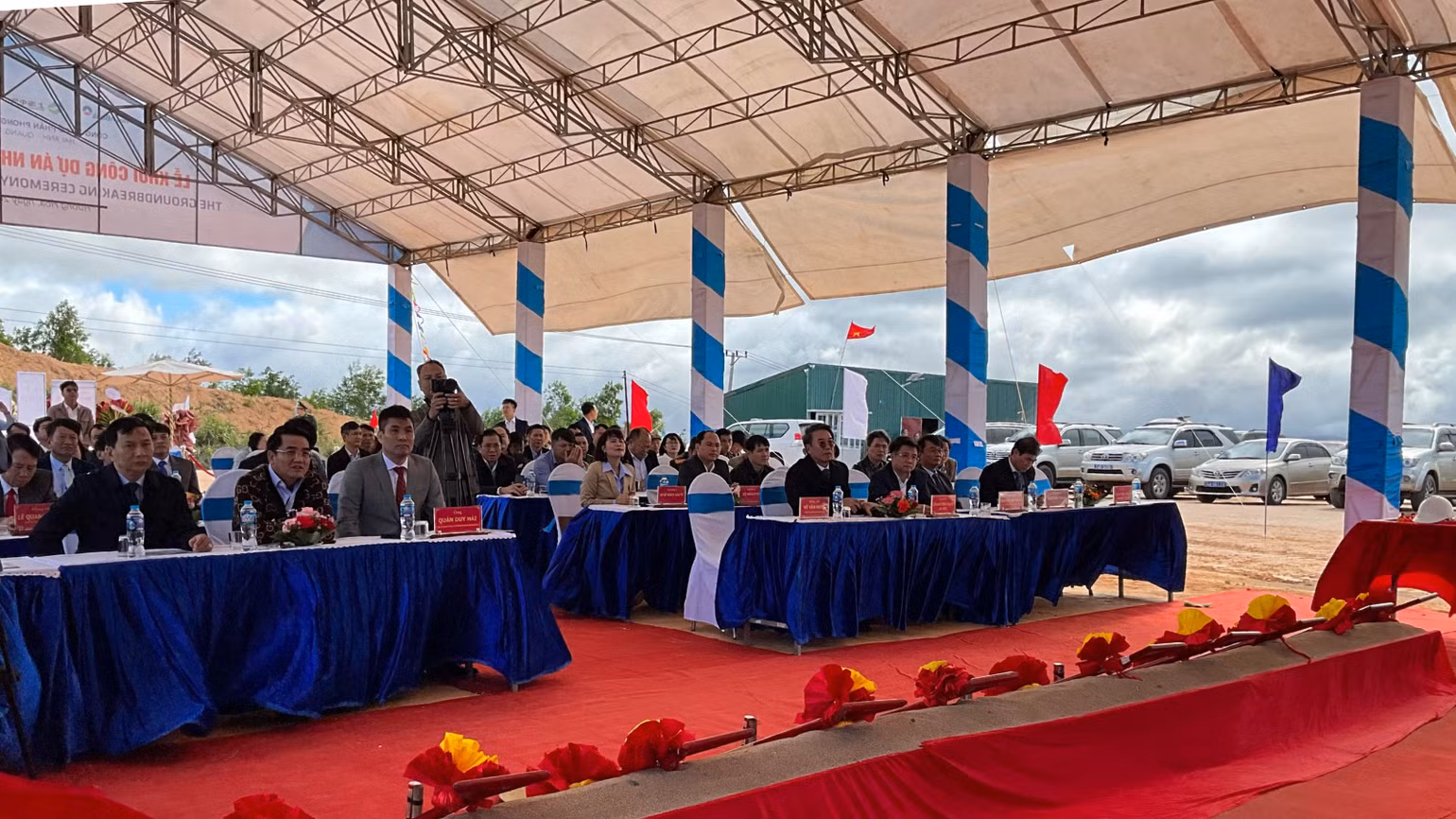 Các đại biểu tham dự lễ khởi công nhà máy điện gió quy mô công suất 40MW.