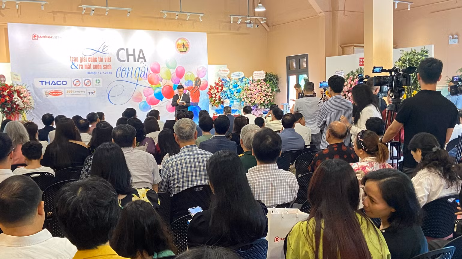 Lễ trao giải cuộc thi viết với chủ đề "Cha và con gái" năm 2024 và ra mắt sách thu hút đông đảo công chúng tham gia.