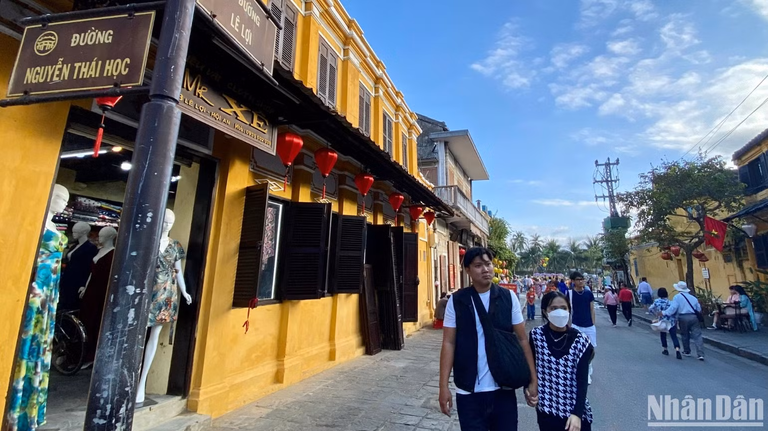 Những ngôi nhà cổ ở phố cổ Hội An gây ấn tượng bởi vẻ mộc mạc, rực rỡ và quyến rũ. Những ngôi nhà cổ ở phố cổ Hội An gây ấn tượng bởi vẻ mộc mạc, rực rỡ và quyến rũ.