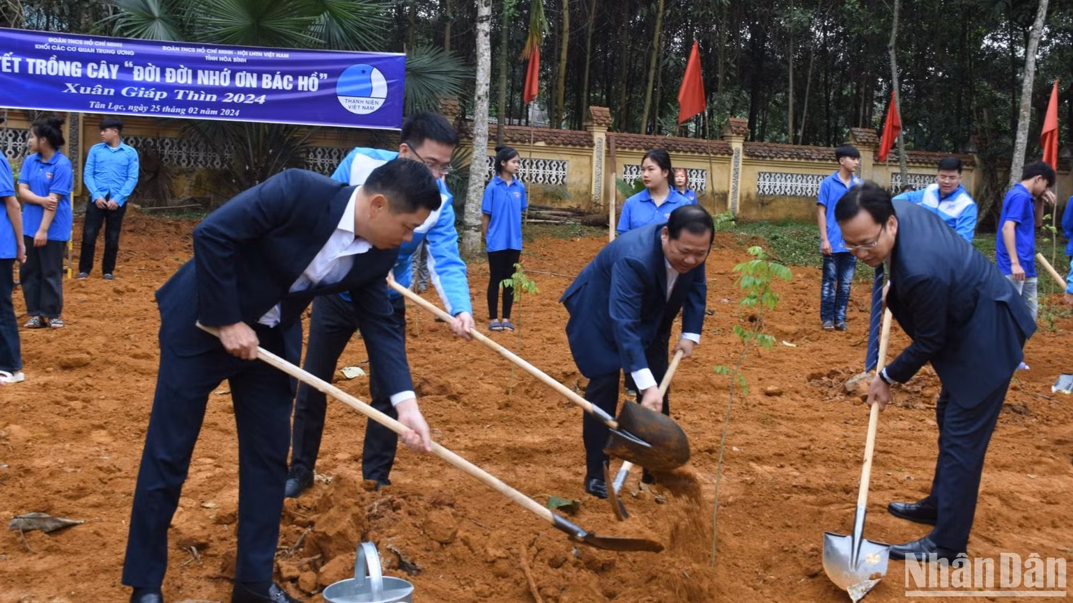Các đại biểu phát động Tết trồng cây “Đời đời nhớ ơn Bác Hồ” năm 2024.