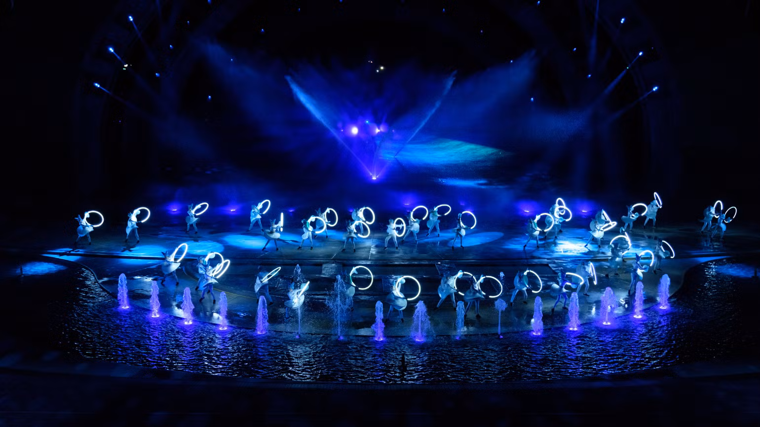 Show diễn “Nụ hôn của Biển cả” thu hút đông đảo du khách trải nghiệm. Show diễn “Nụ hôn của Biển cả” thu hút đông đảo du khách trải nghiệm.