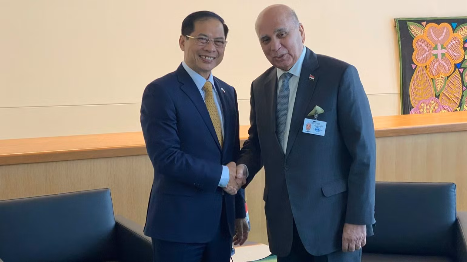 Phó Thủ tướng, Bộ trưởng Ngoại giao Iraq Fuad Mohamed Hussein bày tỏ vui mừng khi gặp Bộ trưởng Bùi Thanh Sơn. Phó Thủ tướng, Bộ trưởng Ngoại giao Iraq Fuad Mohamed Hussein bày tỏ vui mừng khi gặp Bộ trưởng Bùi Thanh Sơn.