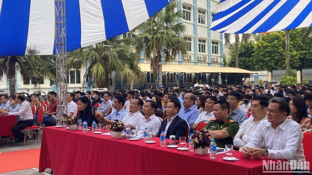 Ngày hội việc làm và tư vấn hướng nghiệp quận Cầu Giấy năm 2023 có sự tham gia của gần 48 tổ chức, doanh nghiệp, cùng nhiều người lao động trên địa bàn. Ngày hội việc làm và tư vấn hướng nghiệp quận Cầu Giấy năm 2023 có sự tham gia của gần 48 tổ chức, doanh nghiệp, cùng nhiều người lao động trên địa bàn.