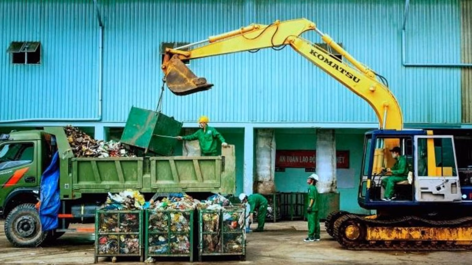 Công đoạn tiếp nhận rác thải trước khi đưa vào xử lý tại Nhà máy xử lý rác thải thành phố Cà Mau.