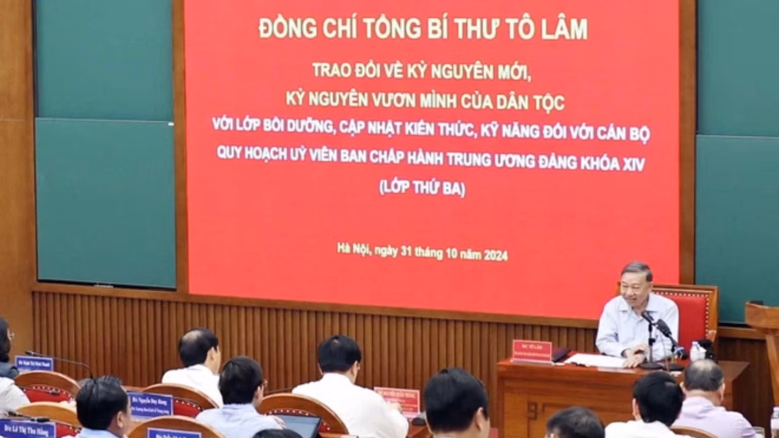 Tổng Bí thư Tô Lâm trao đổi với các học viên cán bộ quy hoạch Ủy viên Trung ương Đảng khóa 14 về kỷ nguyên mới, kỷ nguyên vươn mình của dân tộc. (Ảnh: TTXVN)