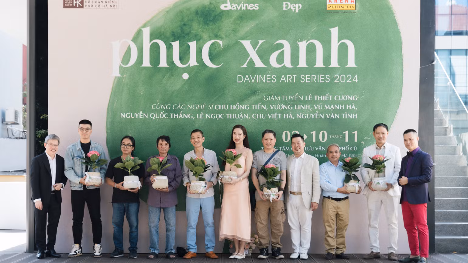 Ông Lê Quốc Vinh, đại diện Tạp chí Đẹp và ông Phạm Vũ Tùng, Giám đốc Marketing Davines Việt Nam tặng hoa cho các nghệ sĩ.