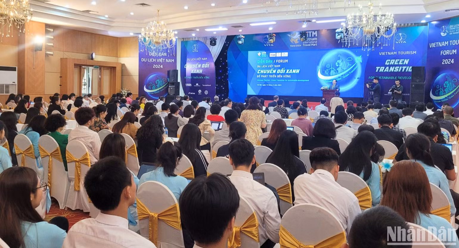 Toàn cảnh Diễn đàn Du lịch Việt Nam - chuyển đổi xanh để phát triển bền vững. Toàn cảnh Diễn đàn Du lịch Việt Nam - chuyển đổi xanh để phát triển bền vững.