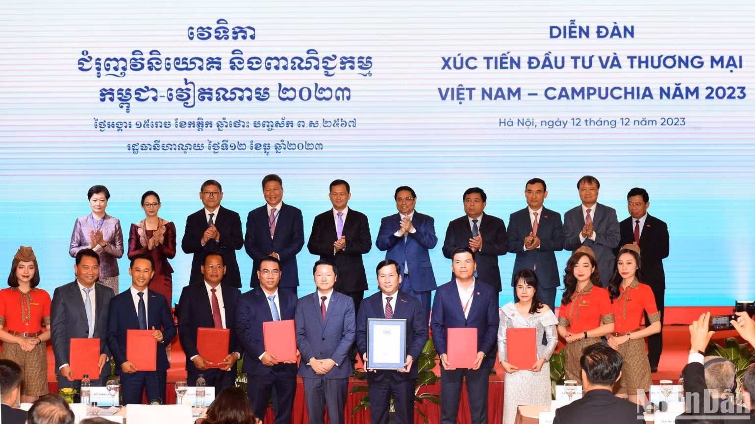 Thủ tướng Phạm Minh Chính và Thủ tướng Hun Manet chứng kiến Lễ trao chứng nhận đầu tư, các thỏa thuận hợp tác, biên bản ghi nhớ hợp tác giữa hai bên. Thủ tướng Phạm Minh Chính và Thủ tướng Hun Manet chứng kiến Lễ trao chứng nhận đầu tư, các thỏa thuận hợp tác, biên bản ghi nhớ hợp tác giữa hai bên.