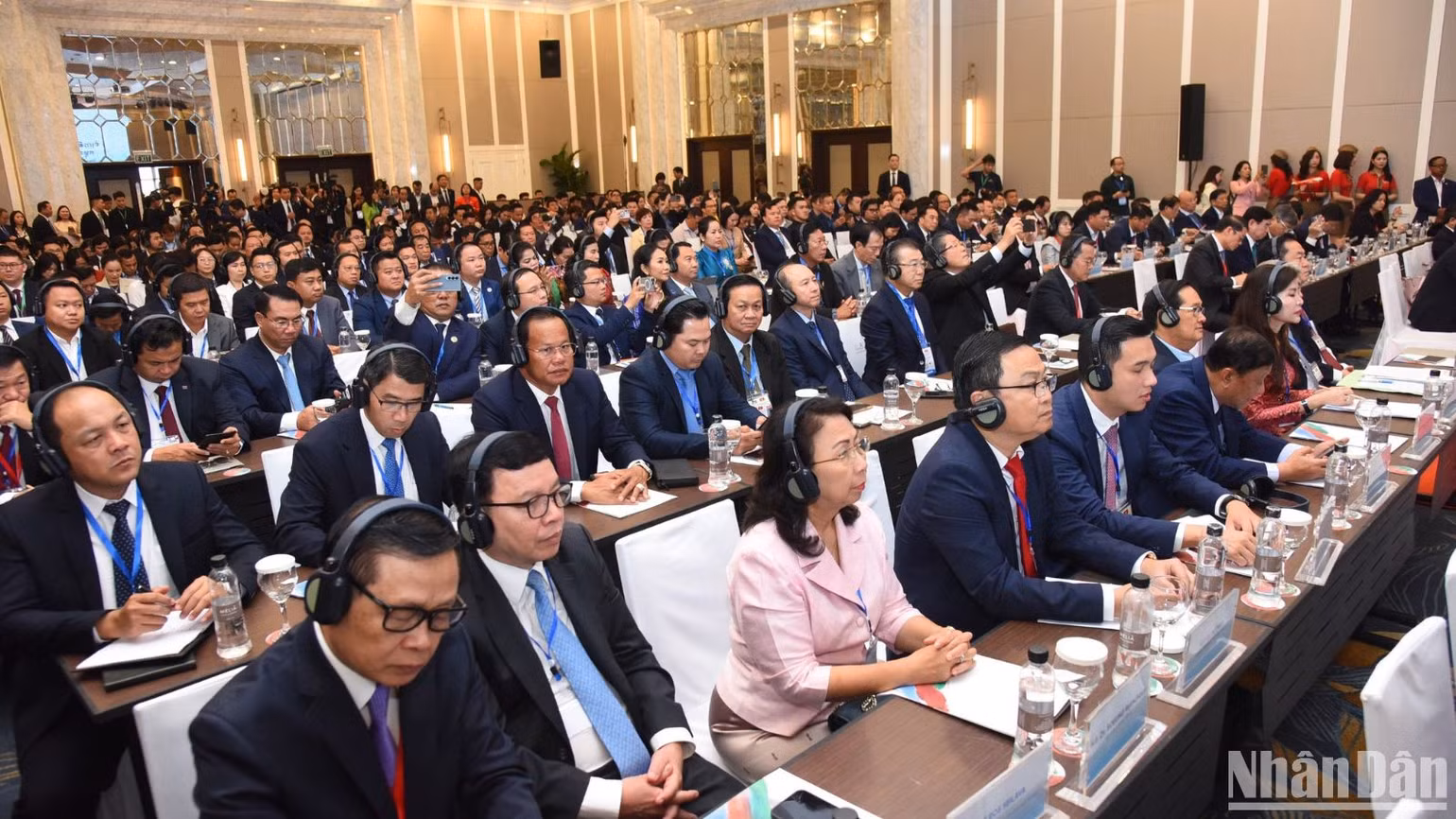 Các đại biểu tham dự Diễn đàn. Các đại biểu tham dự Diễn đàn.