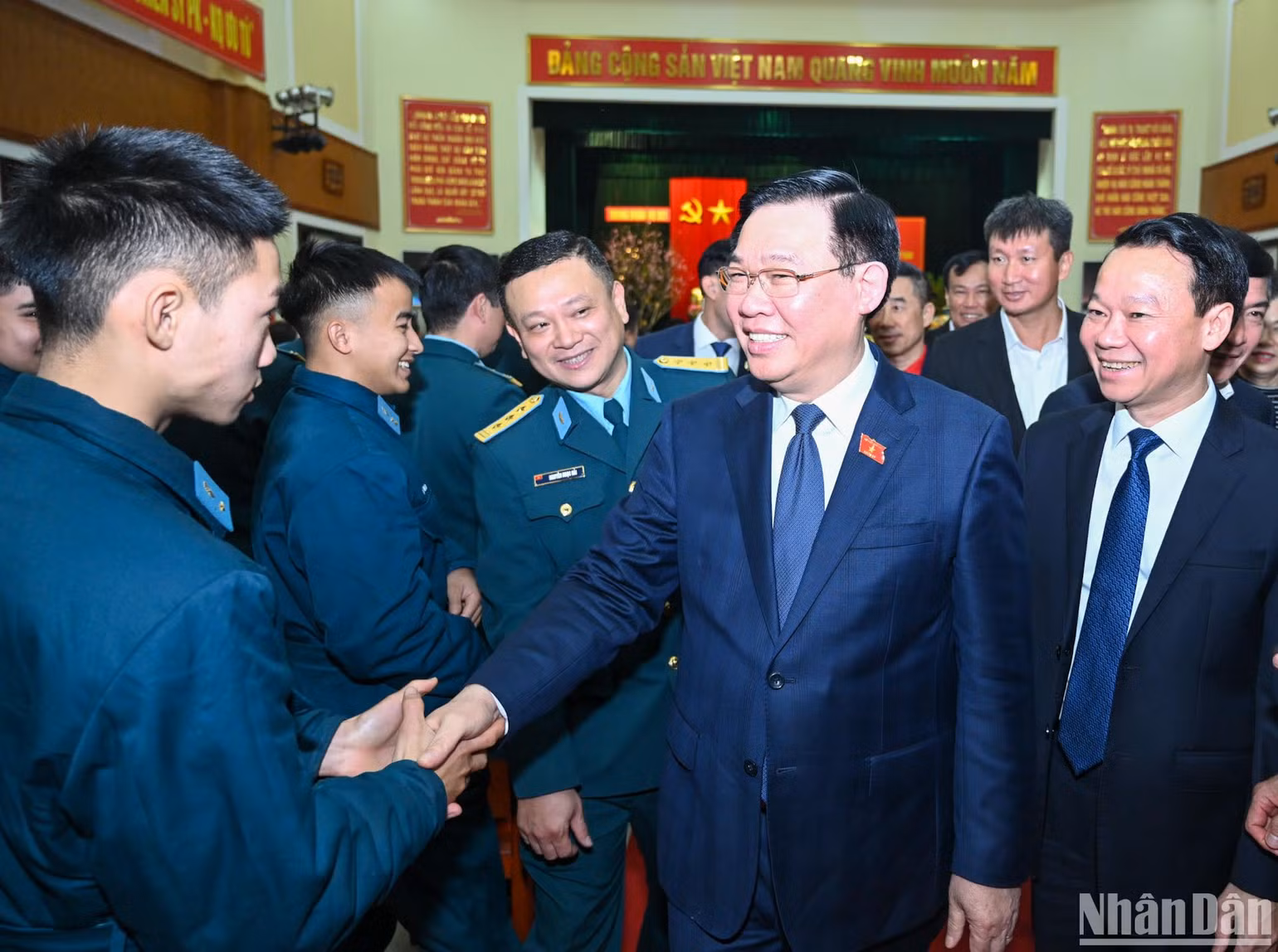 Chủ tịch Quốc hội Vương Đình Huệ và các chiến sĩ trẻ Trung đoàn Không quân 921. Chủ tịch Quốc hội Vương Đình Huệ và các chiến sĩ trẻ Trung đoàn Không quân 921.