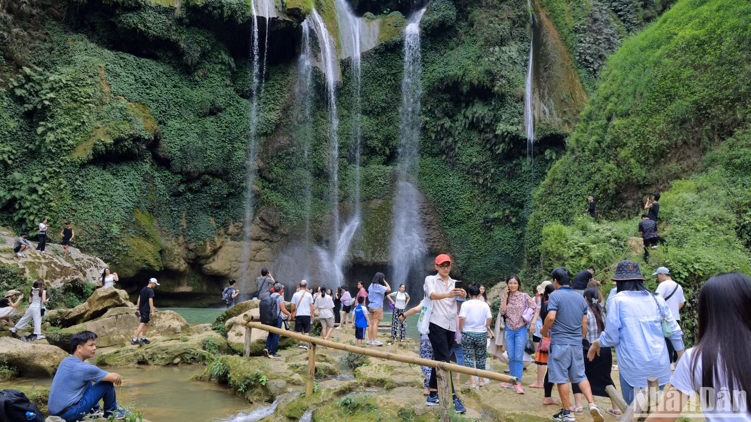 Khách du lịch có xu hướng chọn đến những nơi sở hữu khí hậu mát mẻ vào mùa hè. Khách du lịch có xu hướng chọn đến những nơi sở hữu khí hậu mát mẻ vào mùa hè.
