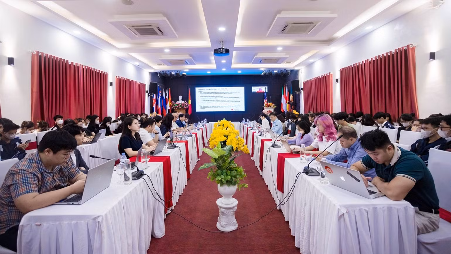 Tọa đàm có sự tham dự của nhiều chuyên gia, học giả và nhà hoạch định chính sách. Tọa đàm có sự tham dự của nhiều chuyên gia, học giả và nhà hoạch định chính sách.