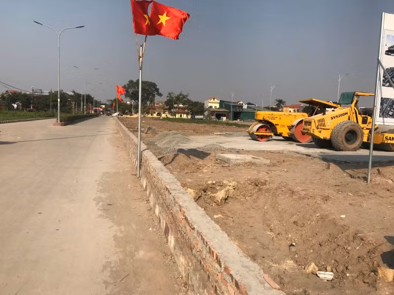 Tường xây trái phép trên hành lang đường thôn Cao Quán, xã Hồng Tiến. Tường xây trái phép trên hành lang đường thôn Cao Quán, xã Hồng Tiến.