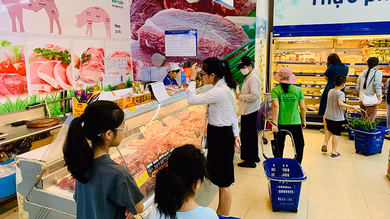 Hàng hóa lương thực, thực phẩm, nhất là rau xanh vẫn dồi dào, giá cả ổn định tại các siêu thị (ảnh chụp tại siêu thị Coop mart Hải Phòng trưa 12/9). (Ảnh NGÔ QUANG DŨNG)