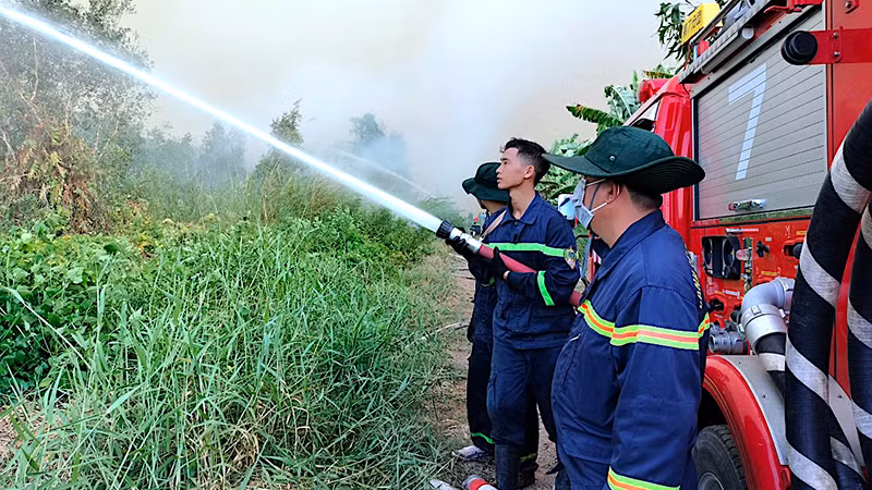 Phun nước làm mát chân rừng phòng cháy ngún tại Nông trường 402 , sáng 11/4.