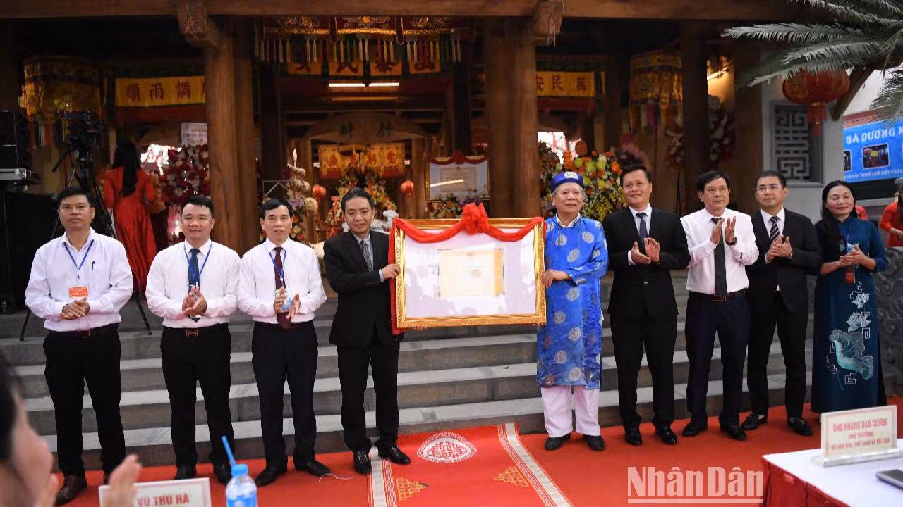 Bằng công nhận danh hiệu nghề truyền thống Hà Nội “Nghề làm diều sáo làng Bá Dương Nội”, xã Hồng Hà, huyện Đan Phượng.