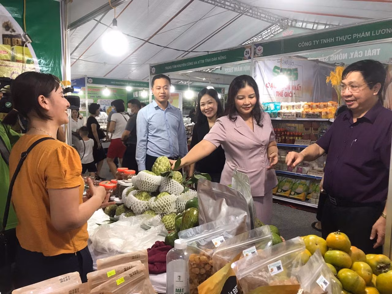 Lãnh đạo Sở Công thương Hà Nội tham quan các gian hàng tại Tuần hàng. Lãnh đạo Sở Công thương Hà Nội tham quan các gian hàng tại Tuần hàng.