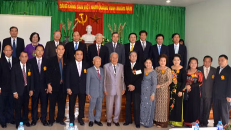 Tổng Bí thư Nguyễn Phú Trọng chụp ảnh với kiều bào trong chuyến thăm chính thức Thái Lan từ ngày 25-27/6/2023. (Ảnh: XUÂN SƠN) Tổng Bí thư Nguyễn Phú Trọng chụp ảnh với kiều bào trong chuyến thăm chính thức Thái Lan từ ngày 25-27/6/2023. (Ảnh: XUÂN SƠN)