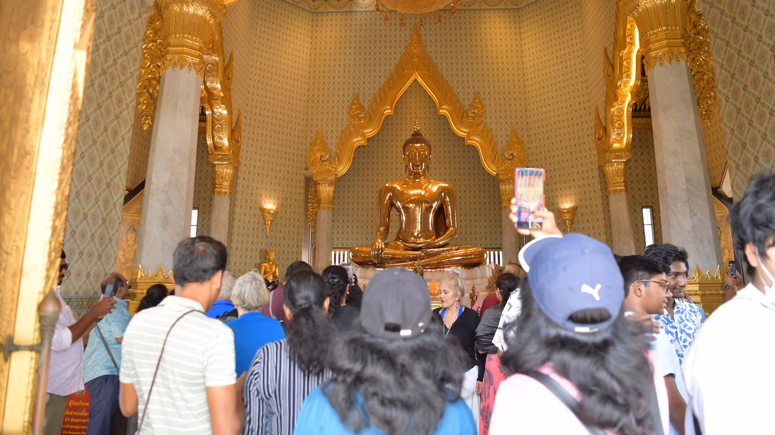 Khách du lịch tham quan chùa Wat Traimit ở Bangkok, Thái Lan. (Ảnh: ĐINH TRƯỜNG) Khách du lịch tham quan chùa Wat Traimit ở Bangkok, Thái Lan. (Ảnh: ĐINH TRƯỜNG)