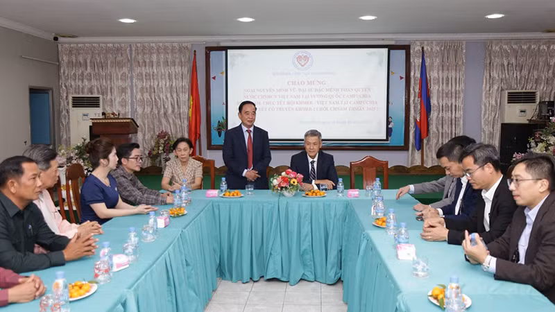 Chủ tịch Hội Khmer-Việt Nam tại Campuchia Sim Chy cảm ơn Đại sứ quán Việt Nam tại Campuchia về tình cảm và sự hỗ trợ quý báu trong thời gian qua. Chủ tịch Hội Khmer-Việt Nam tại Campuchia Sim Chy cảm ơn Đại sứ quán Việt Nam tại Campuchia về tình cảm và sự hỗ trợ quý báu trong thời gian qua.