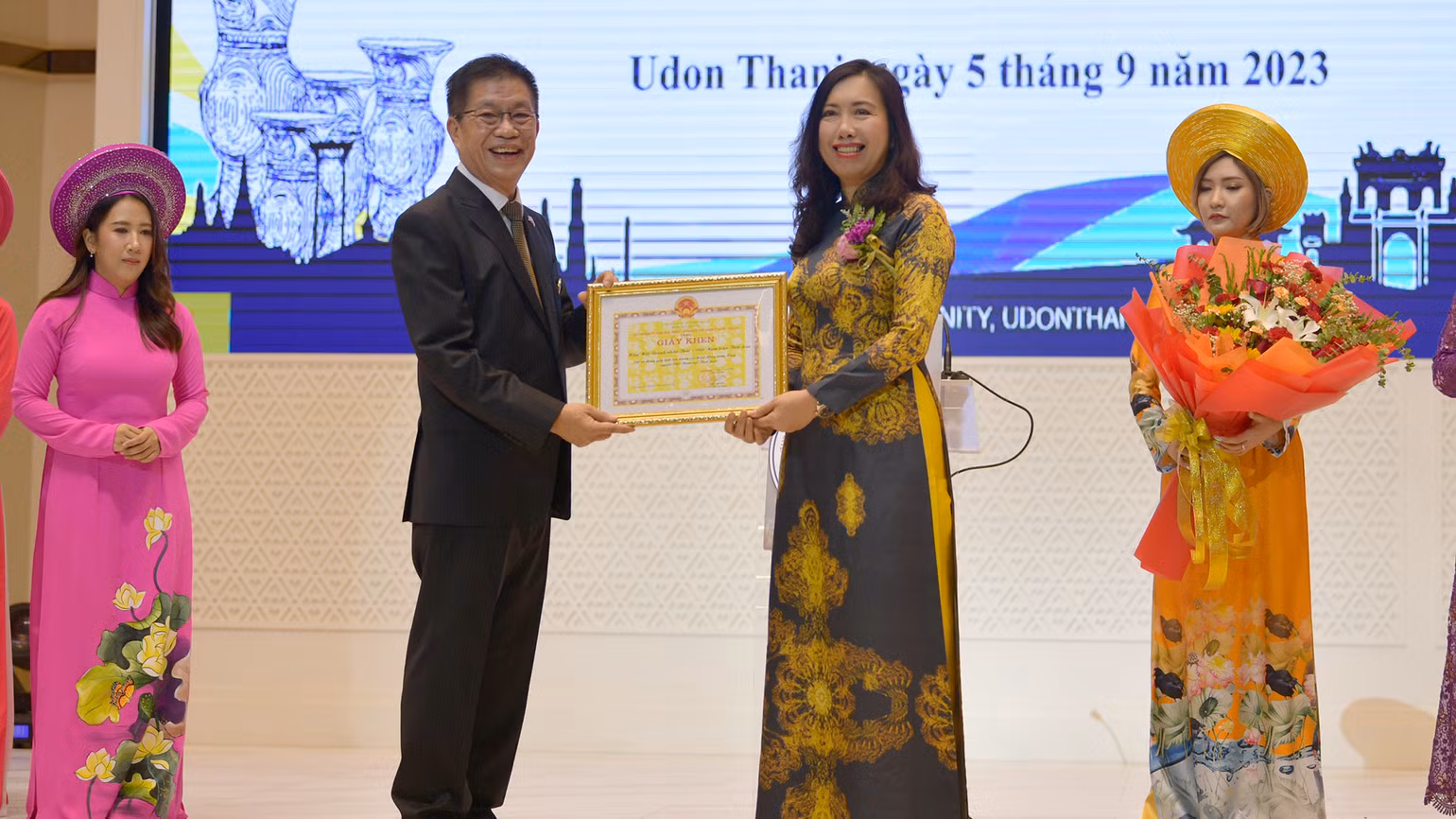 Thứ trưởng Lê Thị Thu Hằng trao giấy khen của Chủ nhiệm Ủy ban Nhà nước về người Việt Nam ở nước ngoài tặng Hiệp hội Doanh nhân toàn Thái Lan.