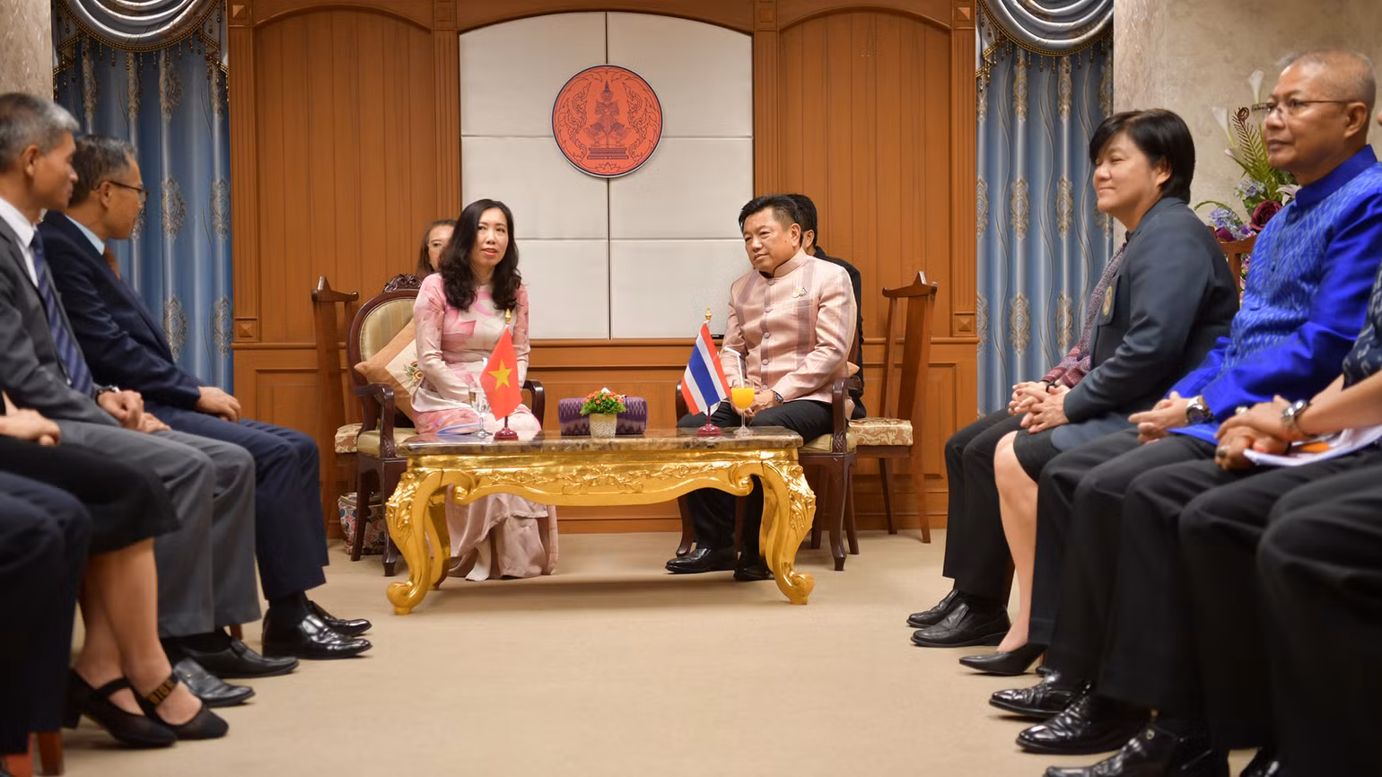 Thứ trưởng Ngoại giao Lê Thị Thu Hằng tại buổi làm việc với Tỉnh trưởng tỉnh Udon Thani.