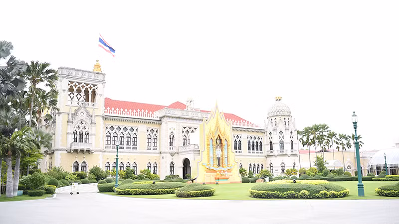 Cờ rủ tại Phủ Thủ tướng Thái Lan ngày 1/8. (Ảnh: XUÂN SƠN)