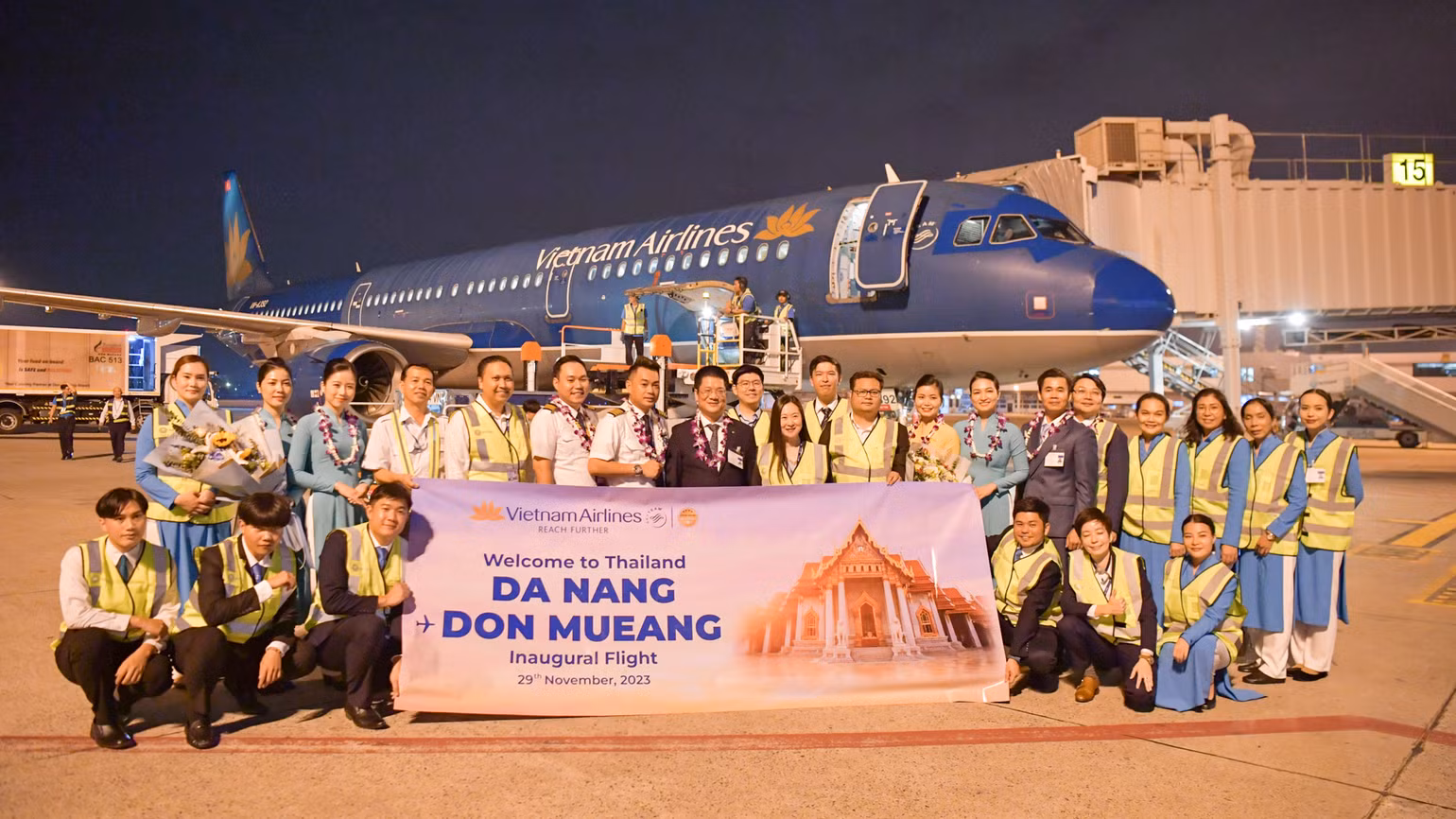 Với đường bay Đà Nẵng-Don Mueang vừa khai trương, VNA đã nâng tần suất bay hằng ngày từ thủ đô Bangkok của Thái Lan tới Việt Nam lên 7 chuyến. Với đường bay Đà Nẵng-Don Mueang vừa khai trương, VNA đã nâng tần suất bay hằng ngày từ thủ đô Bangkok của Thái Lan tới Việt Nam lên 7 chuyến.