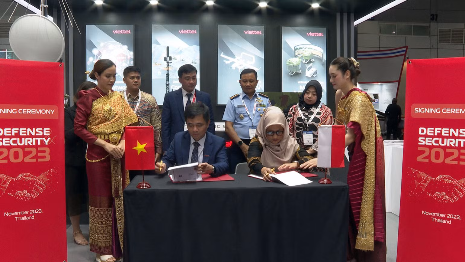 Lễ ký thỏa thuận về phân phối sản phẩm giữa Viettel và PT. Bandara Praniagatama (Indonesia). Lễ ký thỏa thuận về phân phối sản phẩm giữa Viettel và PT. Bandara Praniagatama (Indonesia).