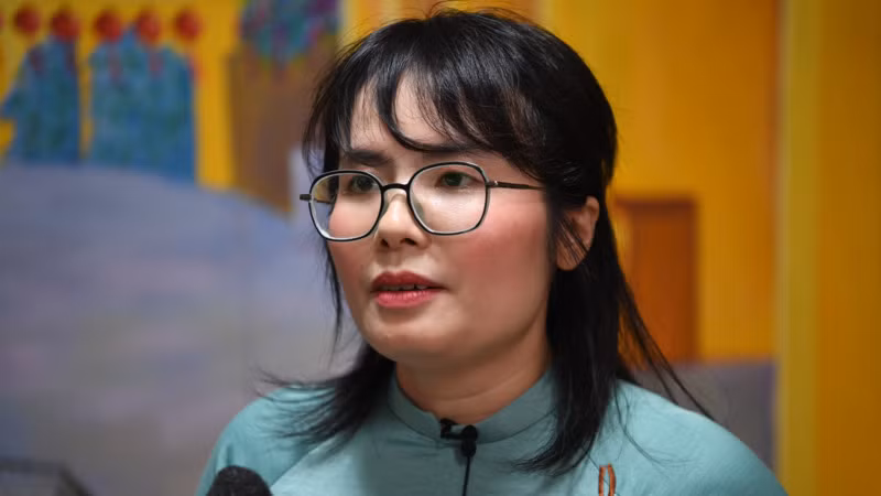 Cô Dương Bích Ngọc, thành viên ban quản lý Trung tâm Việt Nam học. (Ảnh: XUÂN SƠN)