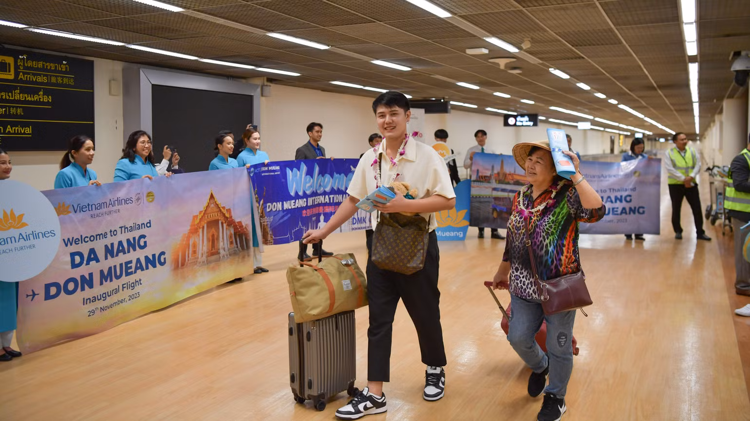 Những hành khách đầu tiên trên chuyến bay khai trương đường bay Đà Nẵng-Don Mueang (Thái Lan). Những hành khách đầu tiên trên chuyến bay khai trương đường bay Đà Nẵng-Don Mueang (Thái Lan).