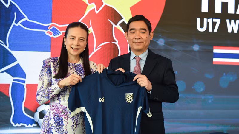 Madam Pang trao áo lưu niệm tặng Đại sứ Việt Nam tại Thái Lan Phạm Việt Hùng.
