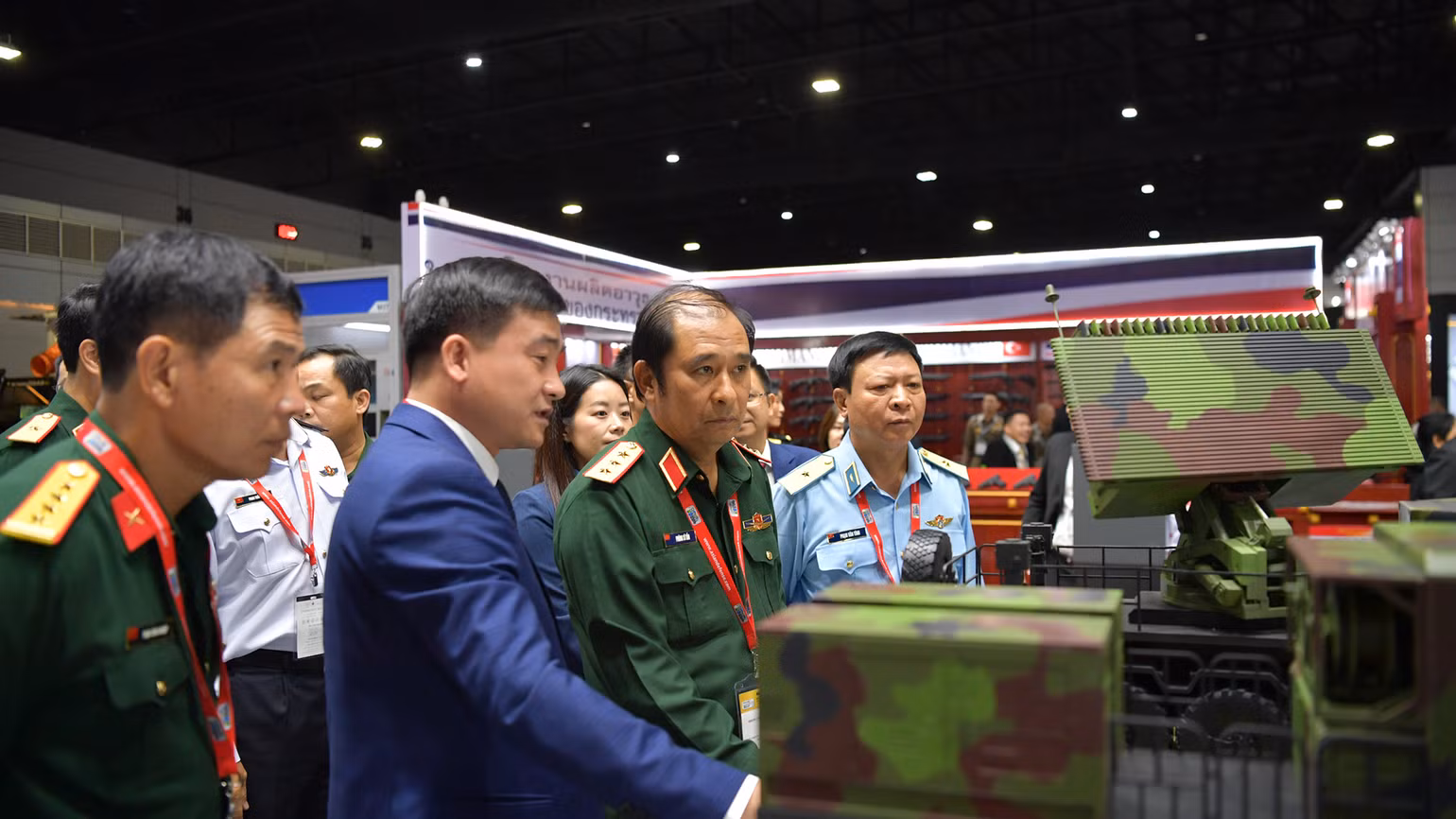 Thượng tướng Phùng Sĩ Tấn cùng Đoàn đại biểu Bộ Quốc phòng đã đến tham quan gian hàng của Viettel.