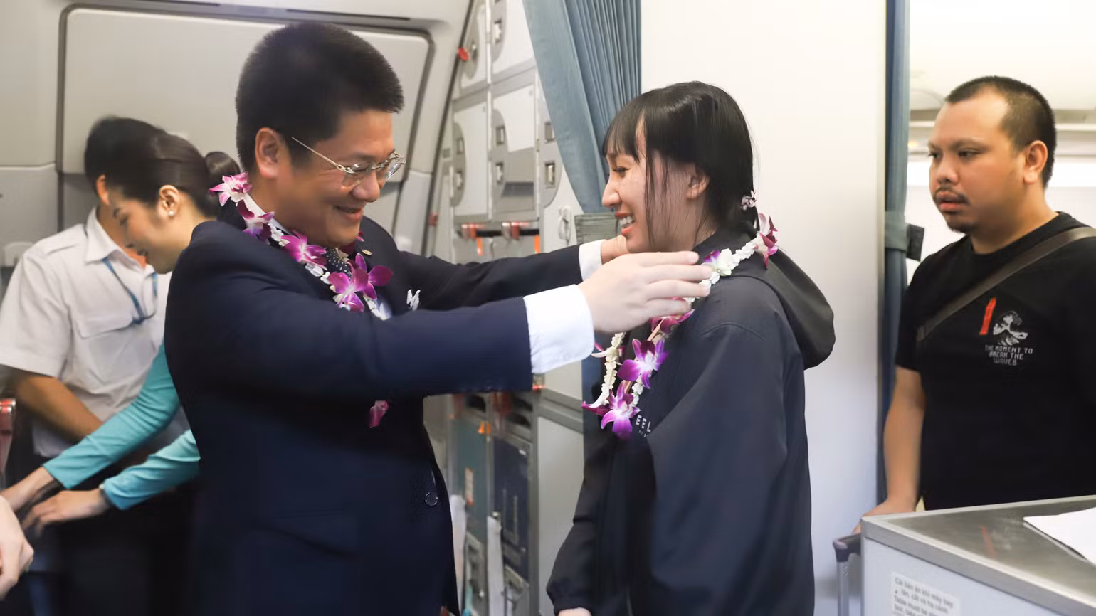 Trưởng Chi nhánh Vietnam Airlines tại Thái Lan Đào Trường Lưu tặng hoa cho hành khách trên chuyến bay. Trưởng Chi nhánh Vietnam Airlines tại Thái Lan Đào Trường Lưu tặng hoa cho hành khách trên chuyến bay.