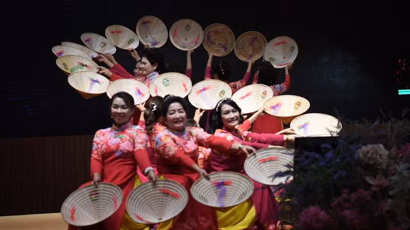 Nón lá và áo dài luôn mang hình ảnh quê hương Việt Nam tới gần kiều bào hơn. (Ảnh: XUÂN SƠN)