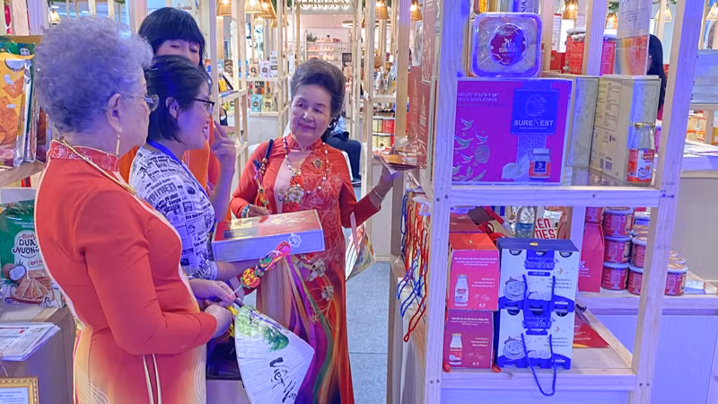 Kiều bào tại Thái Lan tham quan, mua sắm tại các gian hàng. Kiều bào tại Thái Lan tham quan, mua sắm tại các gian hàng.