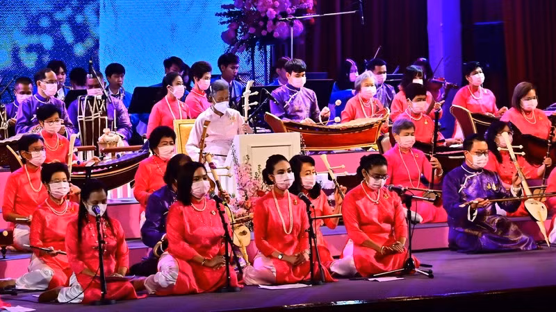Công chúa Maha Chakri Sirindhorn tham gia trình diễn trong trang phục áo dài (áo hồng ở giữa). (Ảnh: Đại sứ quán Việt Nam tại Thái Lan)