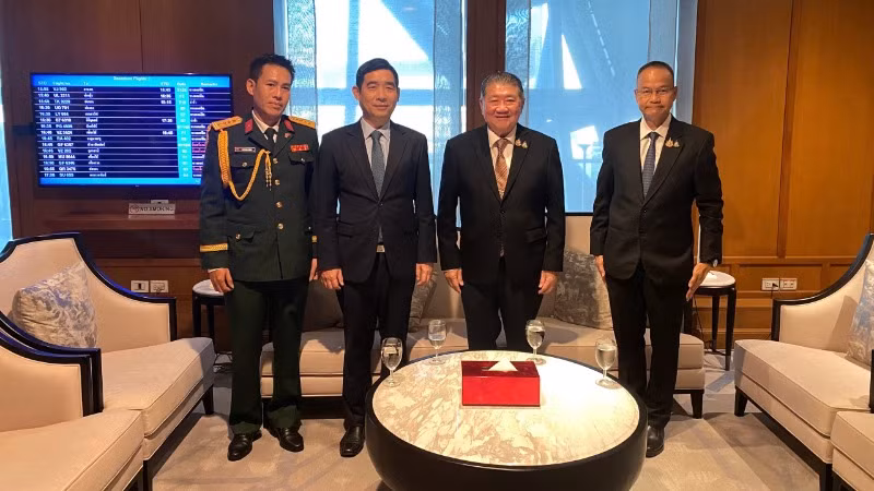 Đại sứ Phạm Việt Hùng và Tùy viên Quốc phòng Phó Triệu Cường tiễn Bộ trưởng Quốc phòng Thái Lan Phumtham Wechayachai đi Việt Nam dự Lễ kỷ niệm 80 năm Ngày thành lập Quân đội nhân dân Việt Nam.