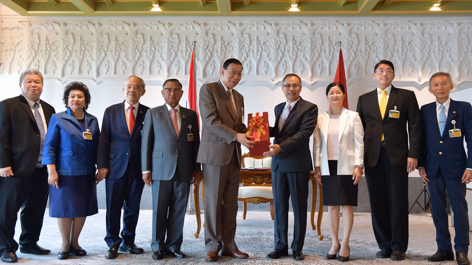 Chủ tịch Thượng viện Thái Lan Pornpetch Wichitcholchai, Đại sứ Phan Chí Thành và các thượng nghị sĩ tham dự cuộc tiếp.