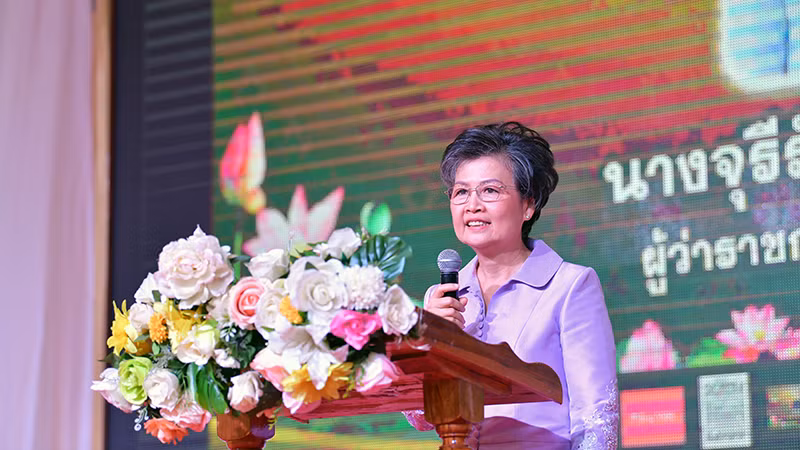 Tỉnh trưởng tỉnh Sakon Nakhon, bà Jureerat Thepart. Tỉnh trưởng tỉnh Sakon Nakhon, bà Jureerat Thepart.