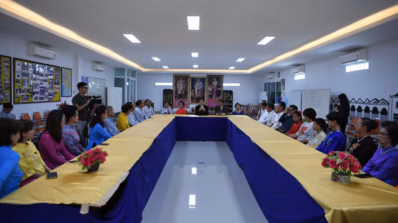 Các đại diện Hội Người Việt Nam tỉnh Udon Thani đã bày tỏ nhiều tâm tư, nguyện vọng với đoàn công tác của Đại sứ quán Việt Nam tại Thái Lan, nhất là trong vấn đề gìn giữ và phát huy văn hoá Việt Nam. (Ảnh: XUÂN SƠN) Các đại diện Hội Người Việt Nam tỉnh Udon Thani đã bày tỏ nhiều tâm tư, nguyện vọng với đoàn công tác của Đại sứ quán Việt Nam tại Thái Lan, nhất là trong vấn đề gìn giữ và phát huy văn hoá Việt Nam. (Ảnh: XUÂN SƠN)
