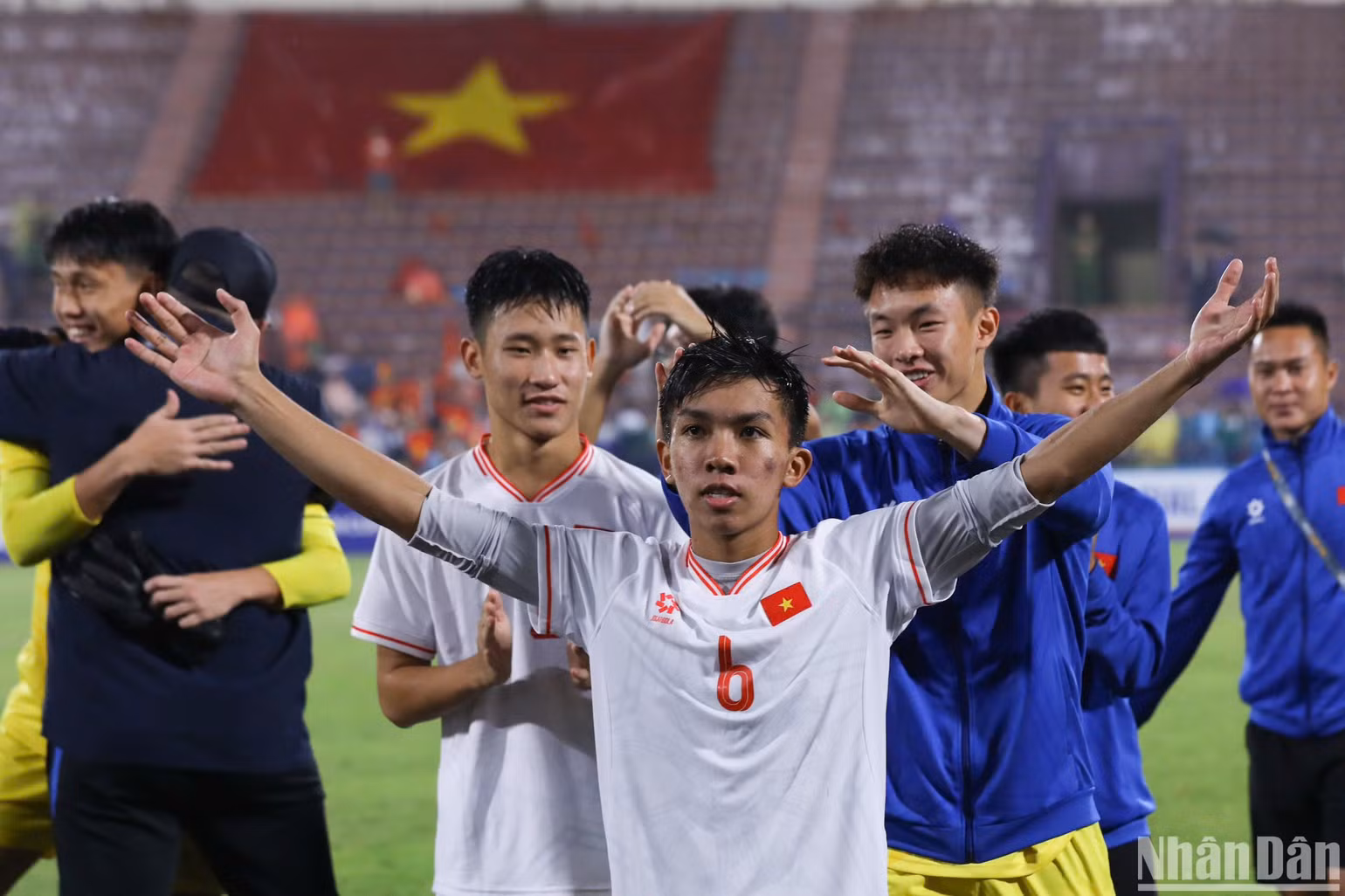 Các cầu thủ U17 Việt Nam ăn mừng sau khi chính thức giành quyền tham dự Vòng chung kết U17 châu Á 2025. Các cầu thủ U17 Việt Nam ăn mừng sau khi chính thức giành quyền tham dự Vòng chung kết U17 châu Á 2025.