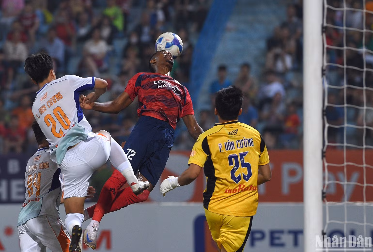 Ngoại binh Alan đánh đầu nâng tỷ số lên 2-0 cho Công an Hà Nội. Ngoại binh Alan đánh đầu nâng tỷ số lên 2-0 cho Công an Hà Nội.