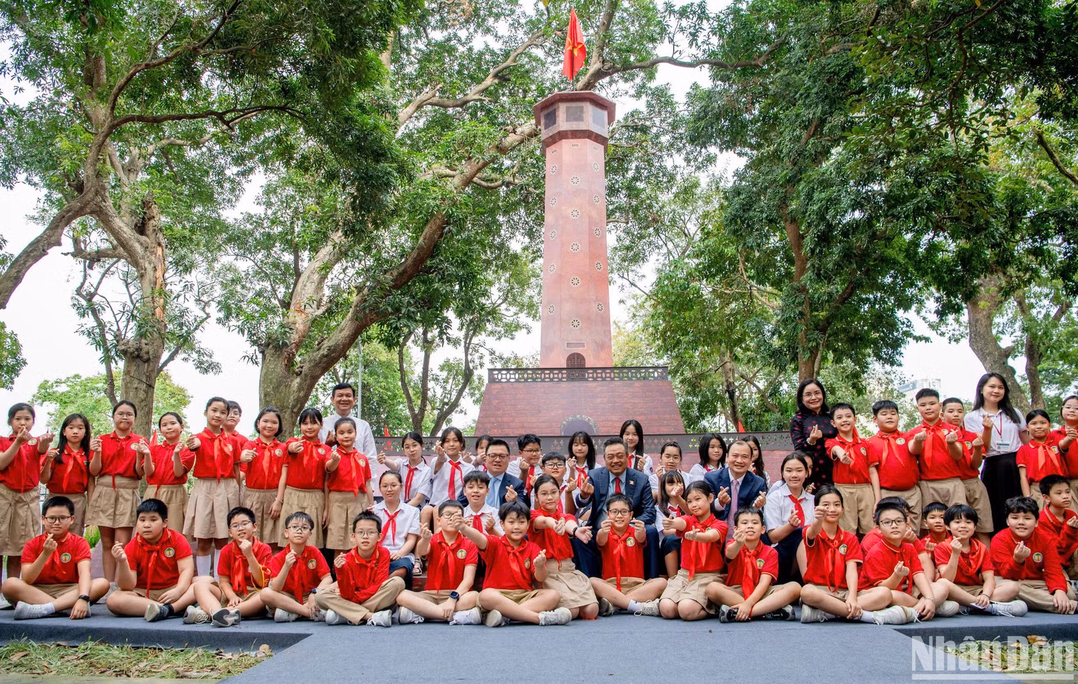 Các đại biểu tham dự chương trình chụp hình lưu niệm cùng các em học sinh. (Ảnh: THÀNH ĐẠT) Các đại biểu tham dự chương trình chụp hình lưu niệm cùng các em học sinh. (Ảnh: THÀNH ĐẠT)