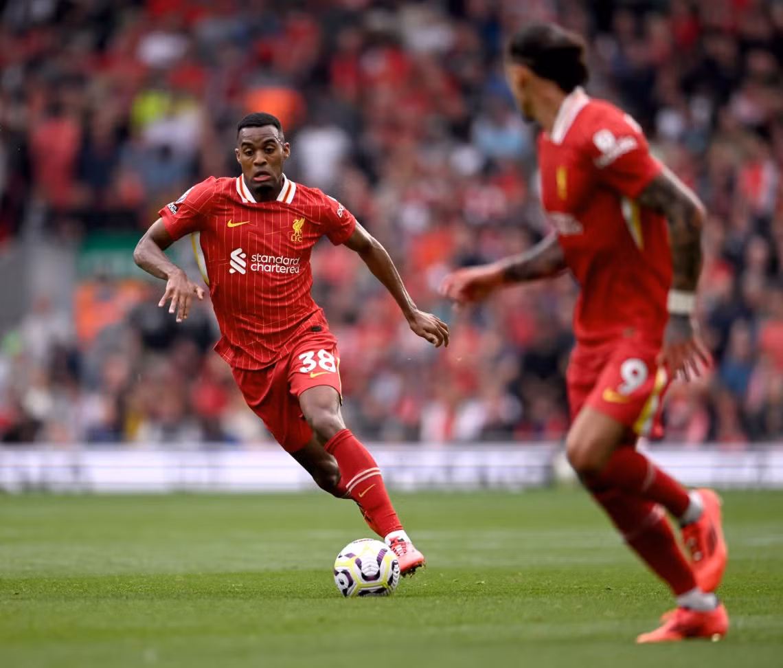 Gravenberch thúc đẩy Liverpool bằng khả năng chơi bóng kỹ thuật của mình. (Ảnh: Getty)