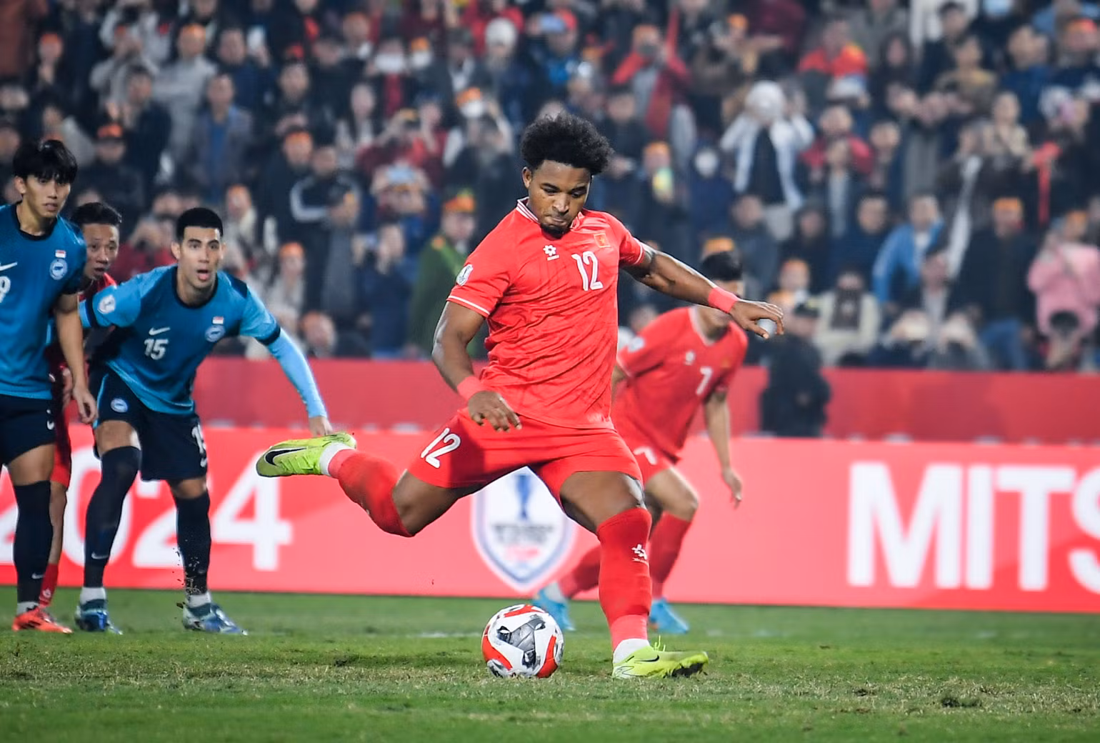 Tiền đạo Xuân Son mở tỷ số cho đội tuyển Việt Nam trên chấm penalty. (Ảnh: THÀNH ĐẠT)