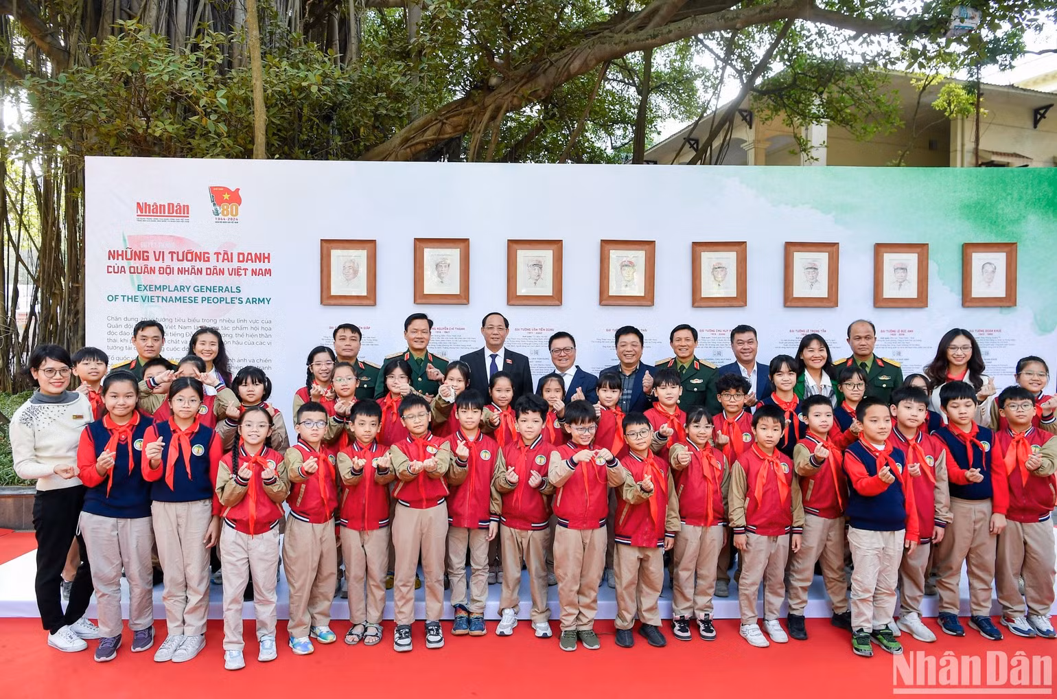 Các vị lãnh đạo, đại biểu chụp ảnh cùng học sinh tham quan triển lãm. (Ảnh: THÀNH ĐẠT)